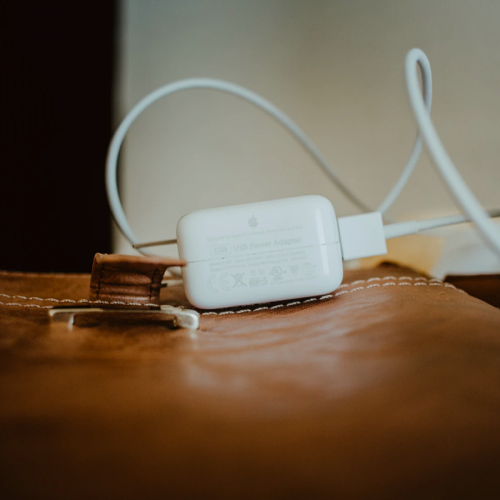 Φορτιστής αποσυνδεδεμένος σε δερμάτινη επιφάνεια Φορτιστής αποσυνδεδεμένος σε δερμάτινη επιφάνεια